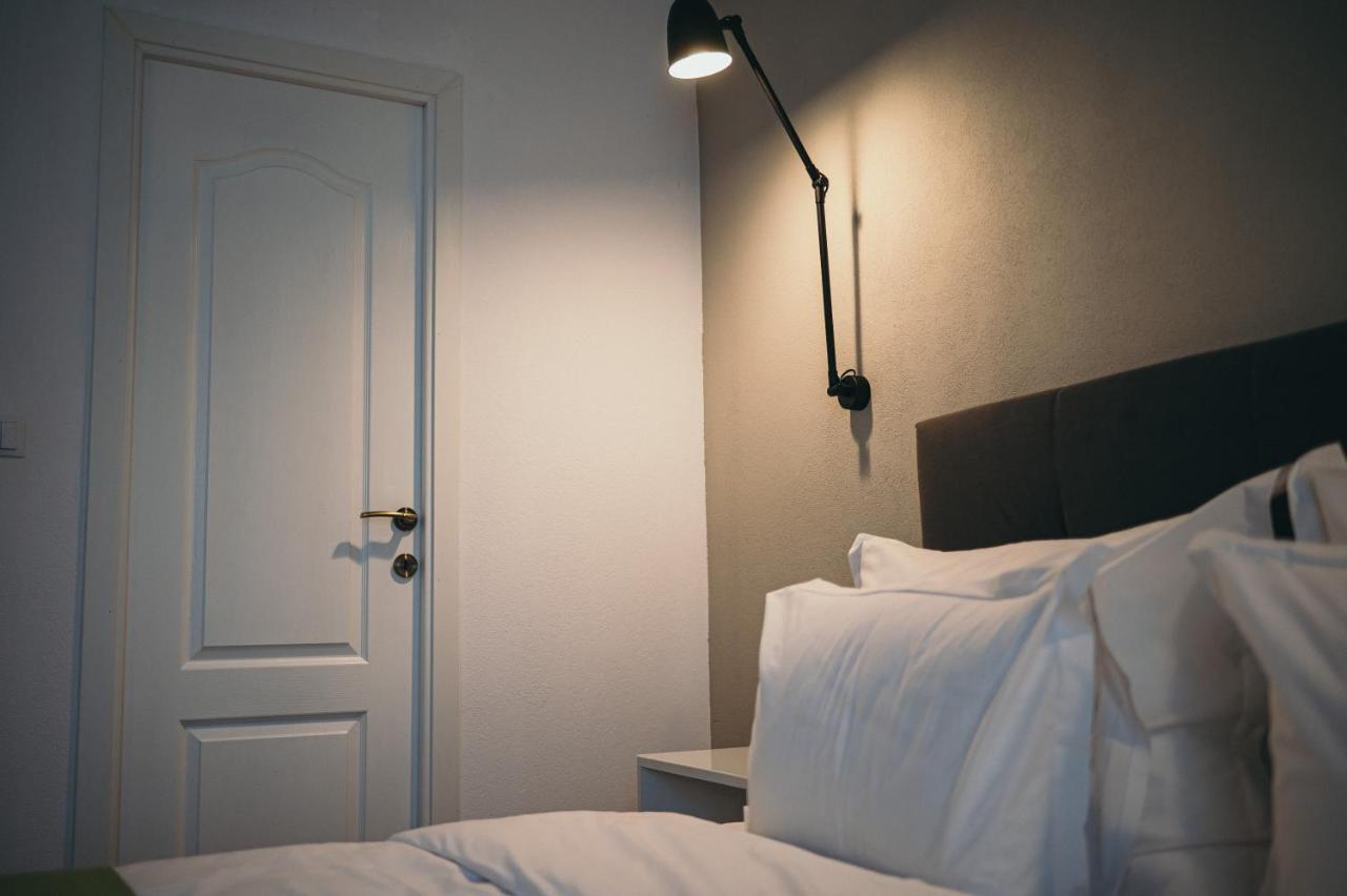 Nest Guesthouse Drobeta Turnu Severin Exterior foto